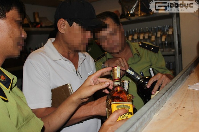 Các cán bộ chiến sĩ đang kiểm tra các loại rượu được sử dụng trong bar